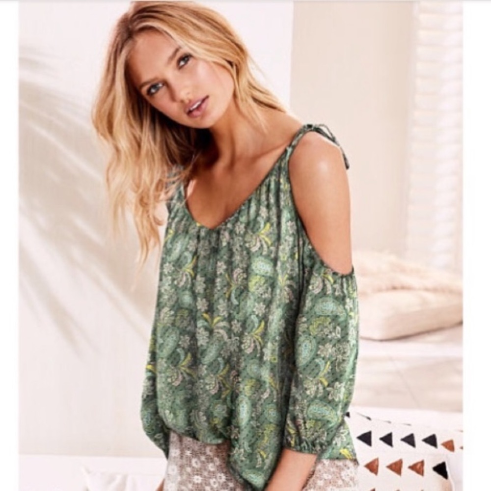🌈 Victoria’s Secret cold shoulder top 🌈
